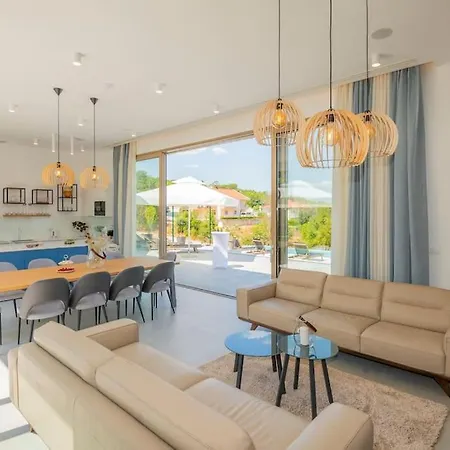 Villa Luxury Blue With A Pool