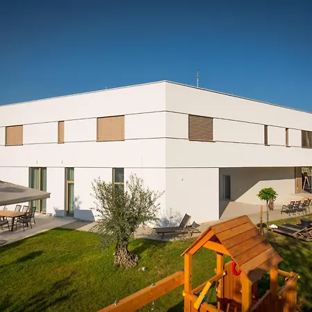 Luxury Blue With A Pool 4* Zmijavci