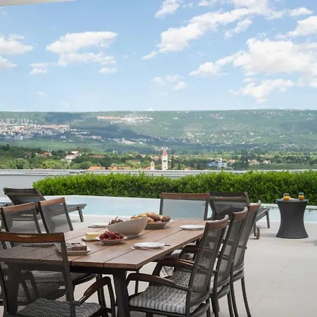 Luxury Blue With A Pool Vendégház
