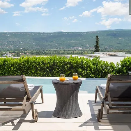 Luxury Blue With A Pool 4*