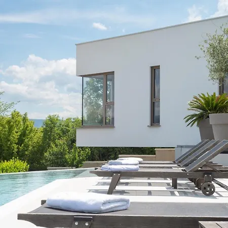 Vendégház Luxury Blue With A Pool Zmijavci