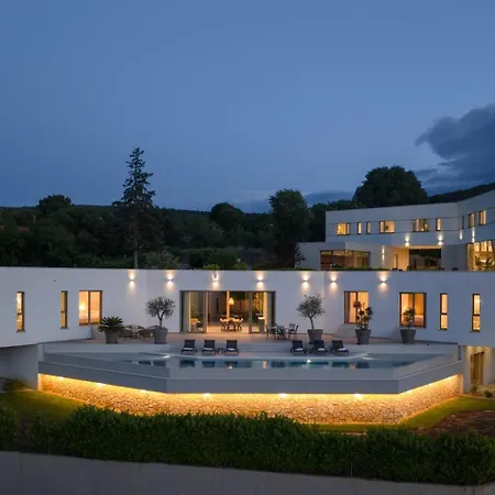 Vendégház Luxury Blue With A Pool Zmijavci