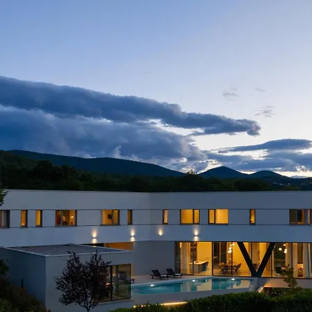 Luxury Blue With A Pool 4*
